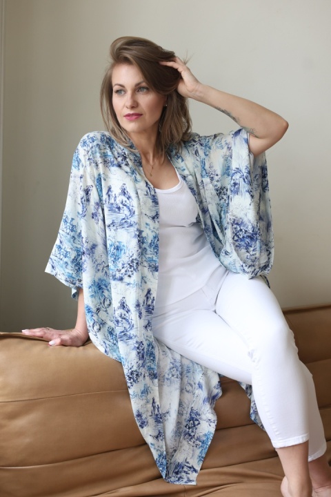 Biało-błękitne kimono we wzór Toile de Jouy