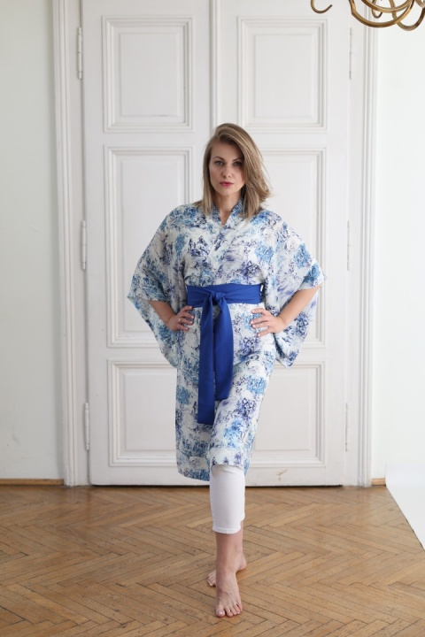 Biało-błękitne kimono we wzór Toile de Jouy