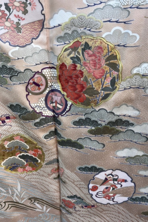 Jedwabne kimono tomesode w kolorze jasno-łososiowym